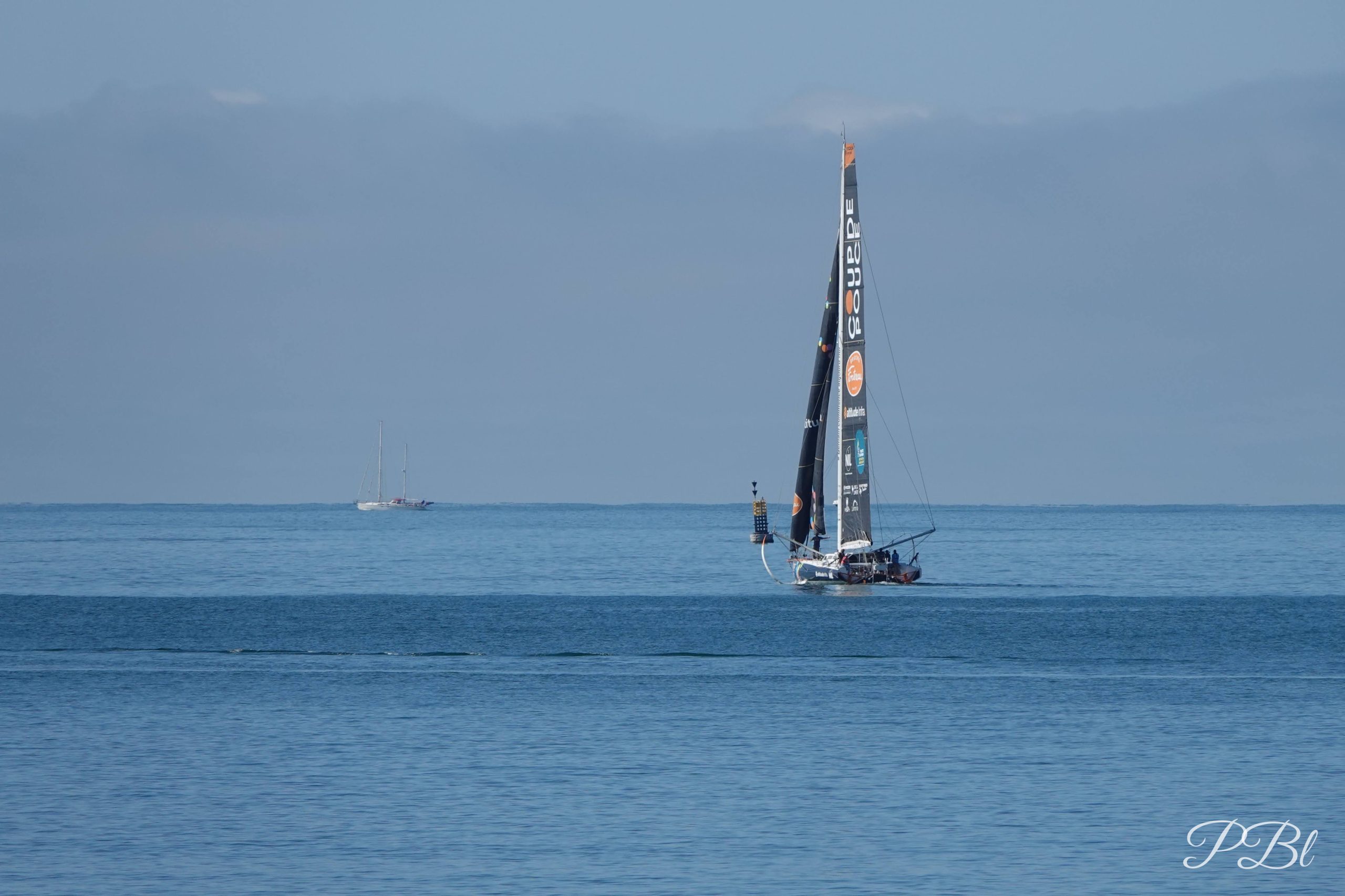 Voilier de course au large, sur une mer calme