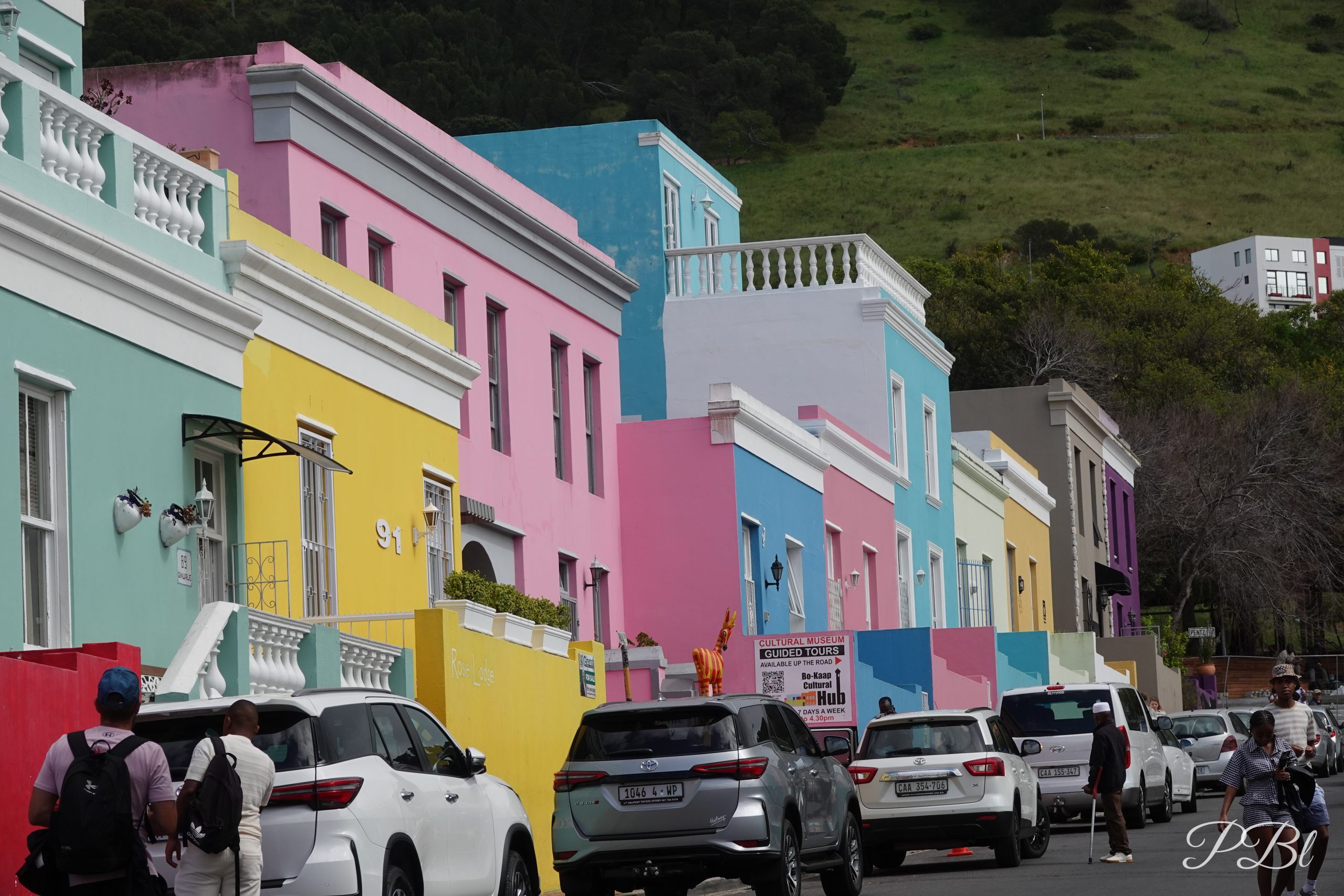Maisons aux couleurs pastel le long d'une rue en pente