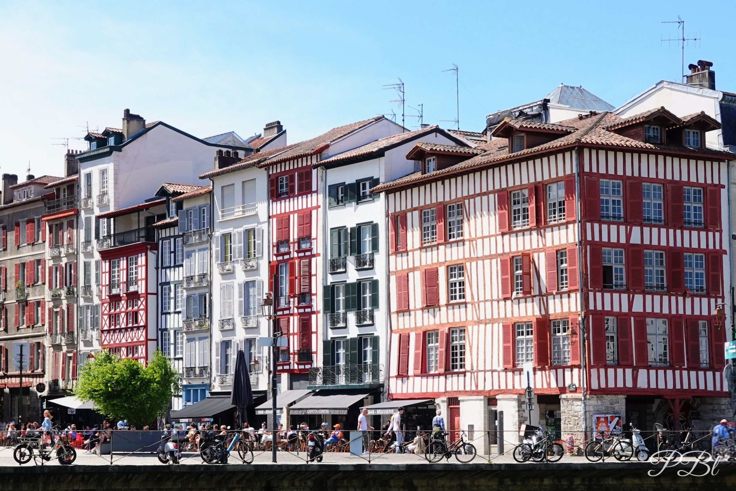Façades à colombages rouges et vertes de Bayonne