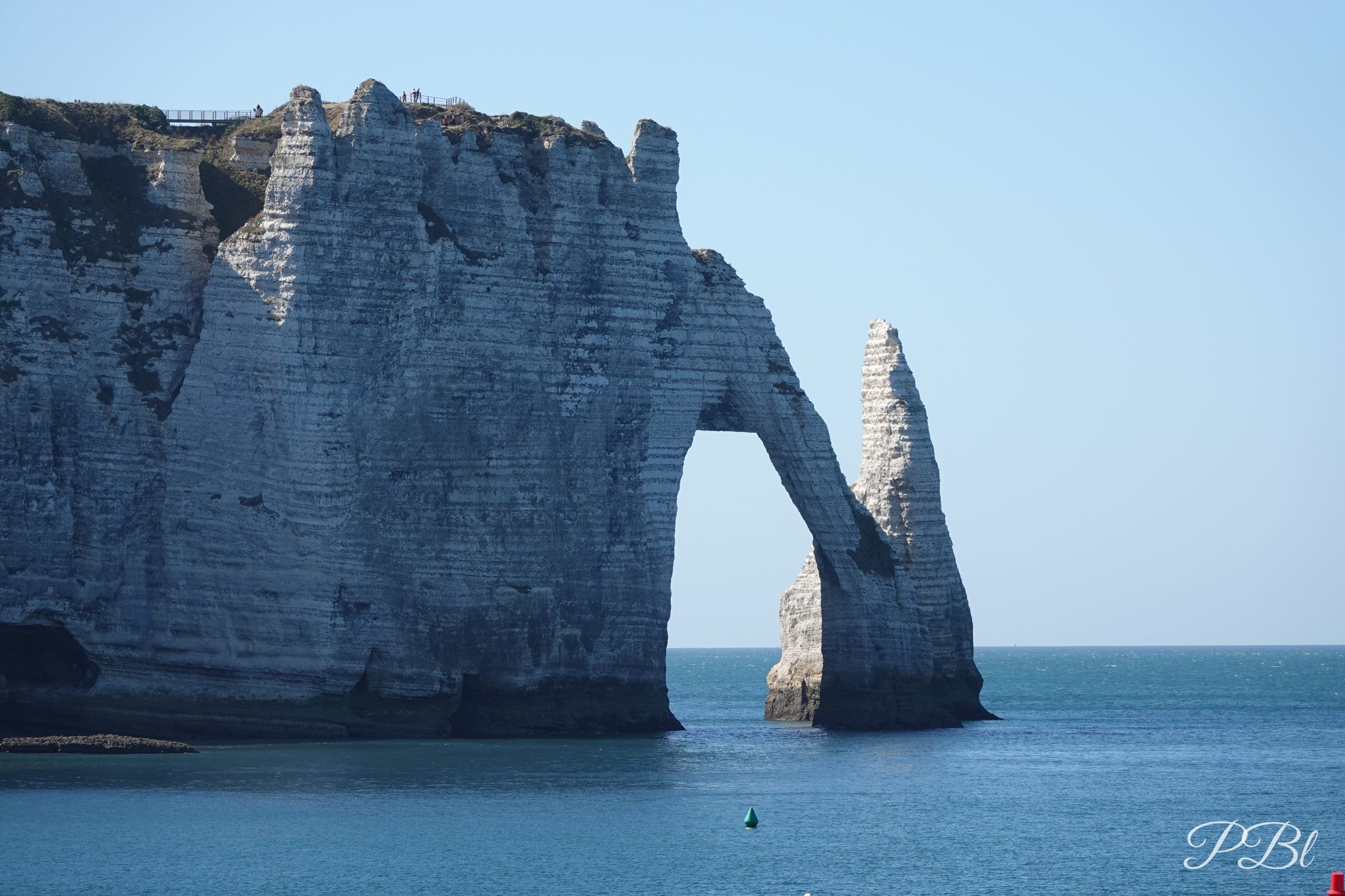 L'arche de la Porte d'Aval à Étretat au-dessus d'une mer bleue