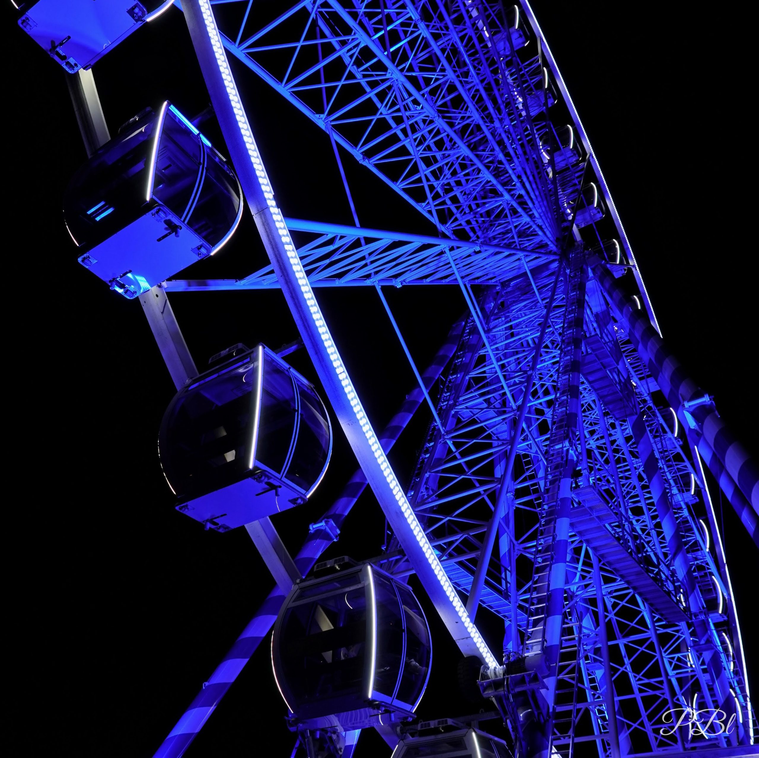 Grande roue illuminée de bleu, la nuit